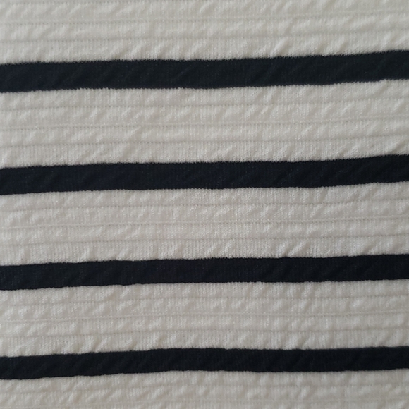 Cropped Scallop Hem Top - Picture 7 of 10